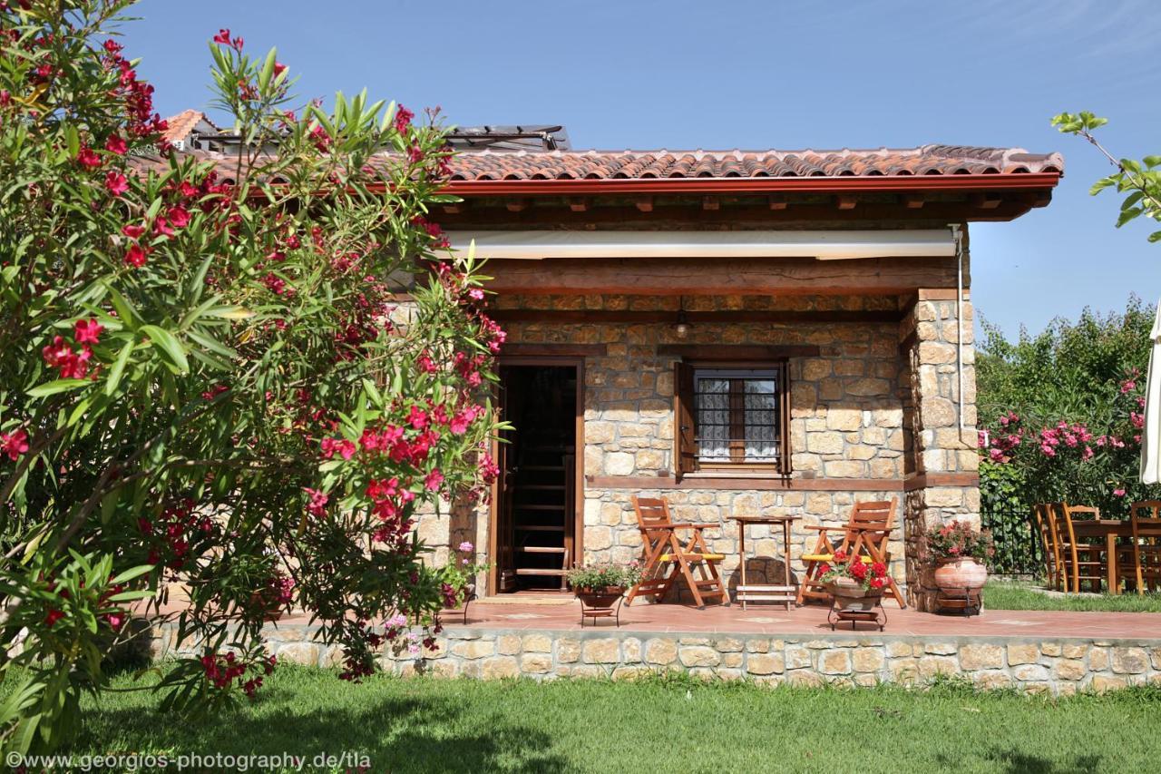Kamares House & *