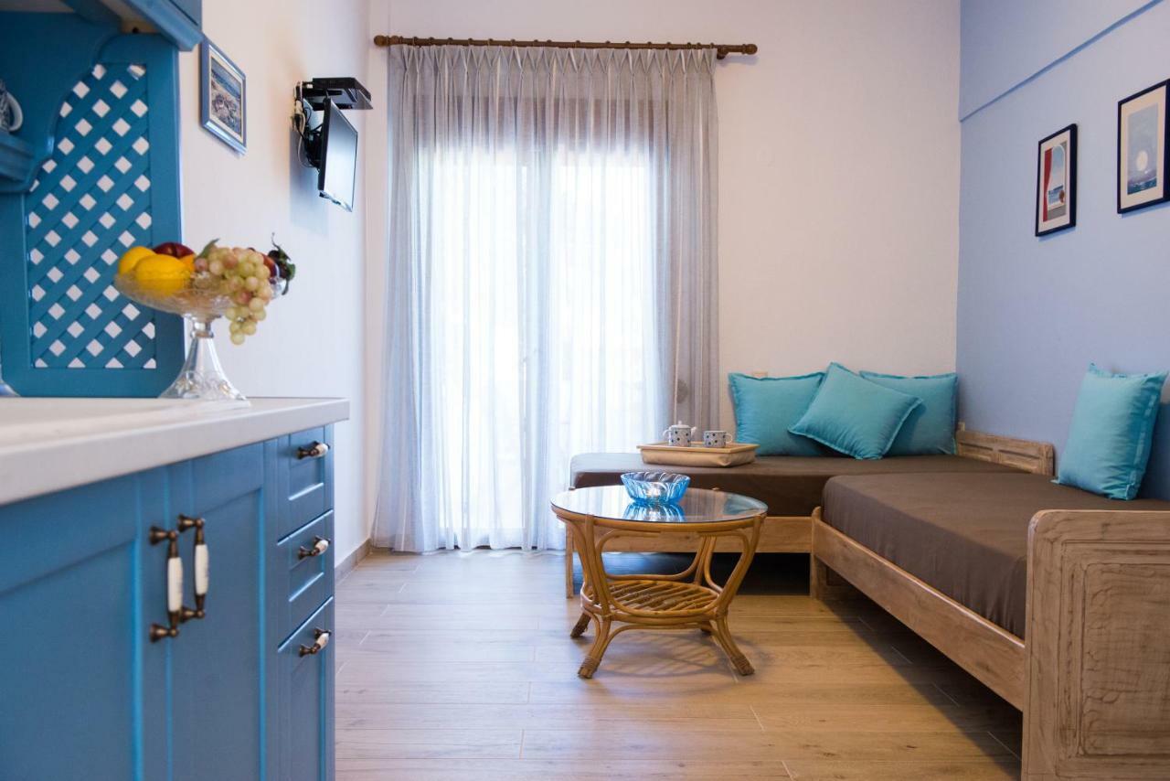 Kamares House & *