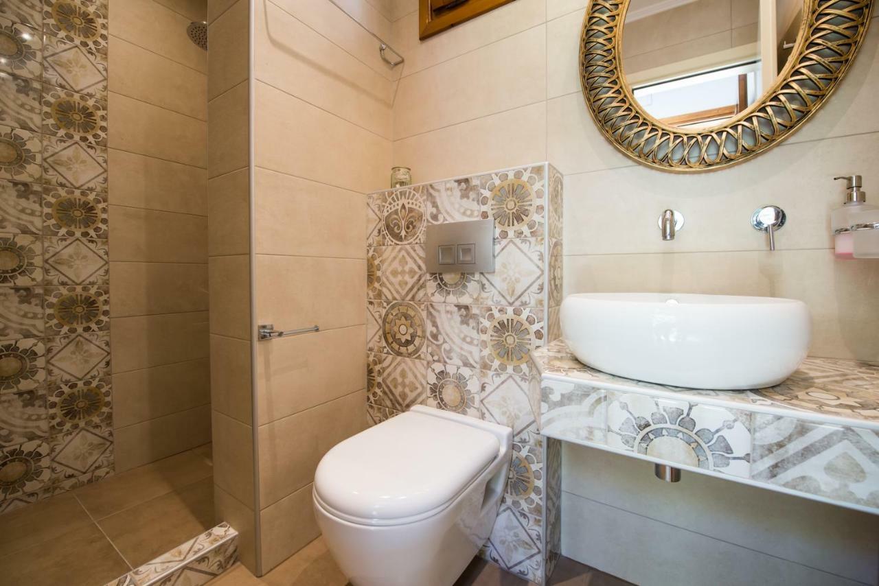 Kamares House &